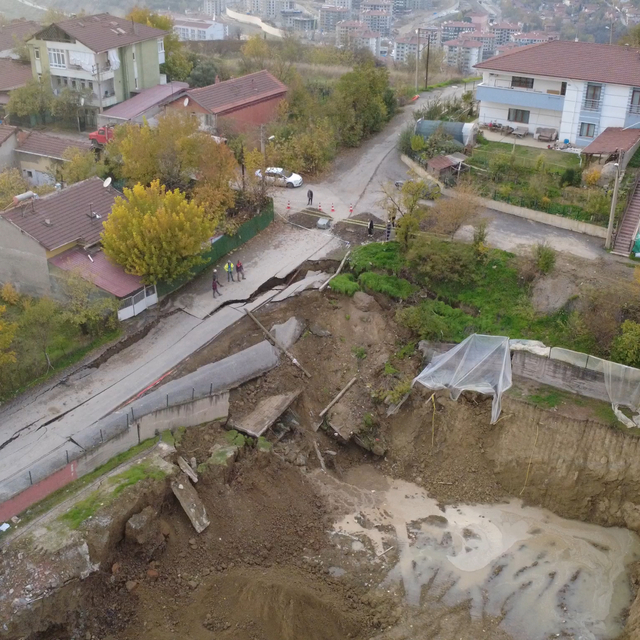 Okul yapımı için kazılan temelin yanından geçen yol çöktü