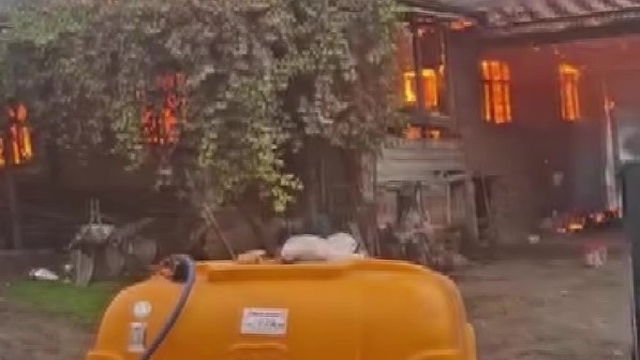 Evi yanan yaşlı çiftçinin biriktirdiği paralar ve eşyaları küle döndü