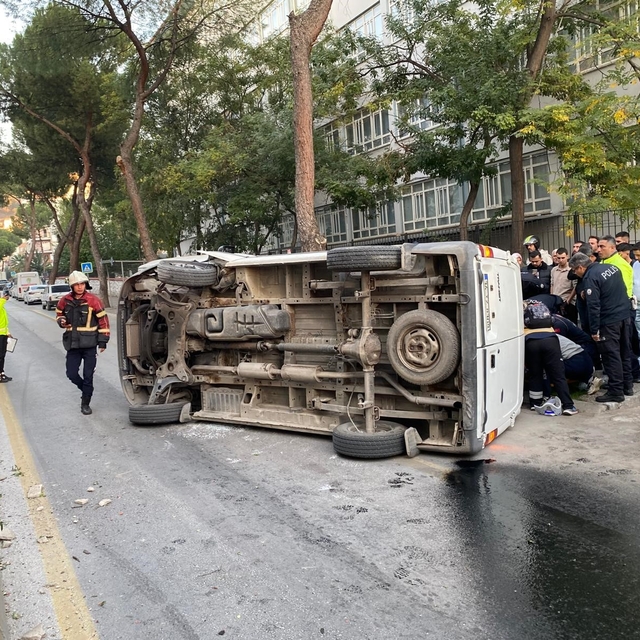 Kaldırıma çarpıp takla attı, park halindeki araçlara çarparak durabildi