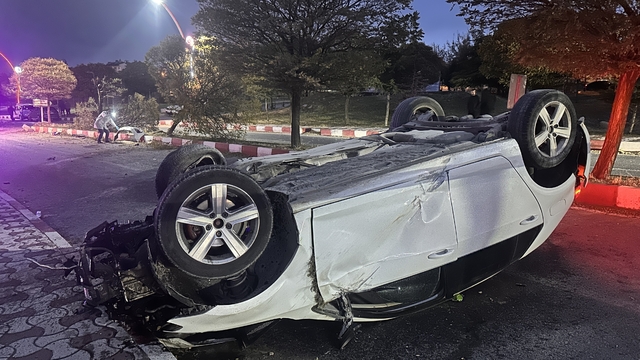 Van'da takla atarak devrilen otomobildeki 3 kişi yaralandı