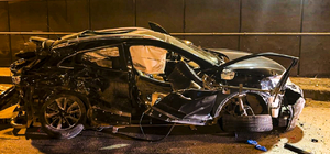 Karşı şeride geçen cip, kamyonet ile kafa kafaya çarpıştı; 2 ölü, 1 yaralı