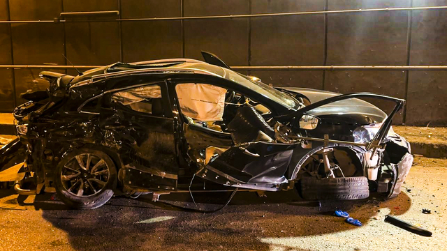 Karşı şeride geçen cip, kamyonet ile kafa kafaya çarpıştı; 2 ölü, 1 yaralı