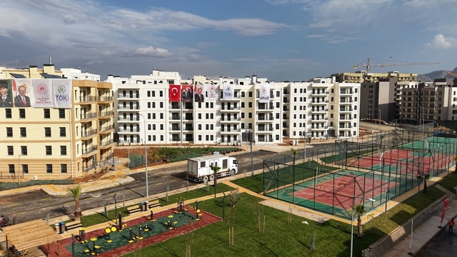 Yuvasına kavuşan depremzede vatandaş: "Evi gezdik çok güzel, hayallerimizin ötesinde"
Hatay'da 11 bin 320 bağımsız bölümün hak sahipleri belli oldu