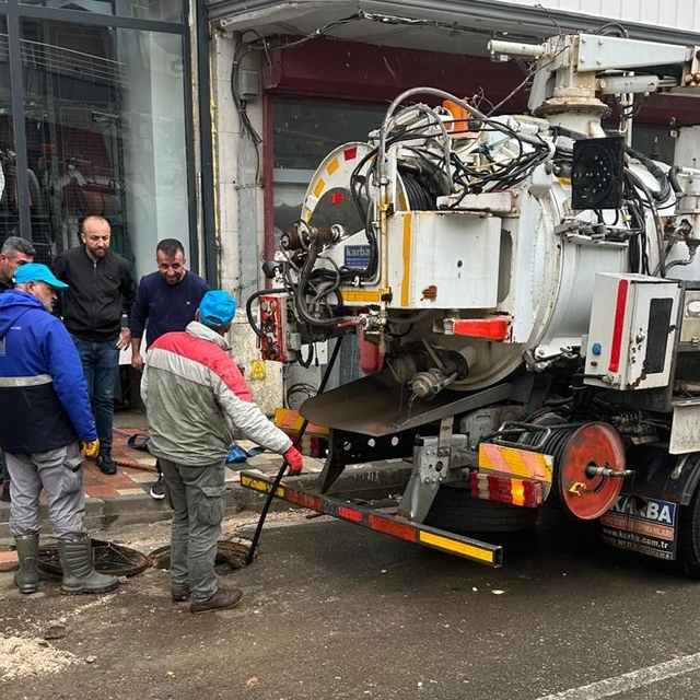 Mardin'de belediye ekiplerinden sağanak sonrası çalışma