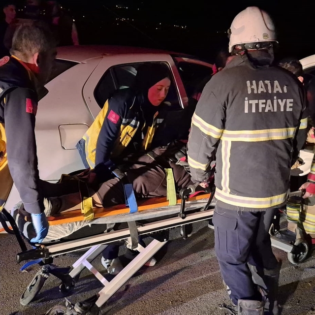 Hatay'da iki otomobil çarpıştı: 4 yaralı