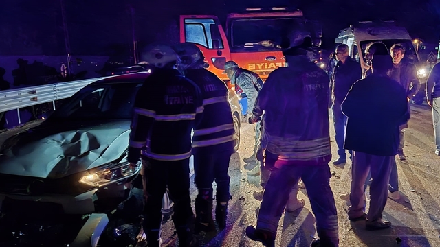 Hatay'da iki otomobilin çarpıştığı kazada 4 kişi yaralandı