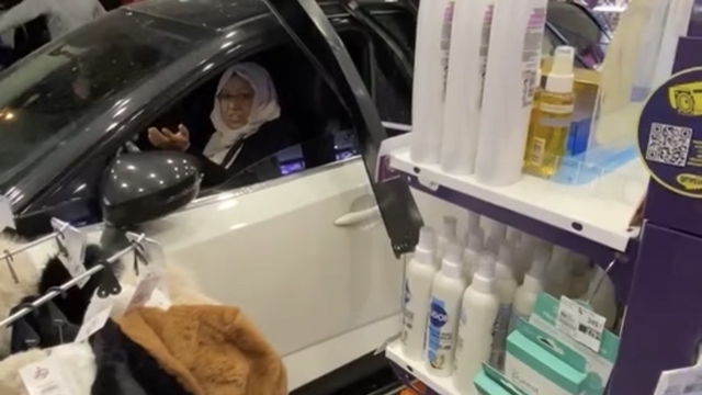 Diyarbakır'da kontrolden çıkan otomobil kozmetik mağazasına daldı