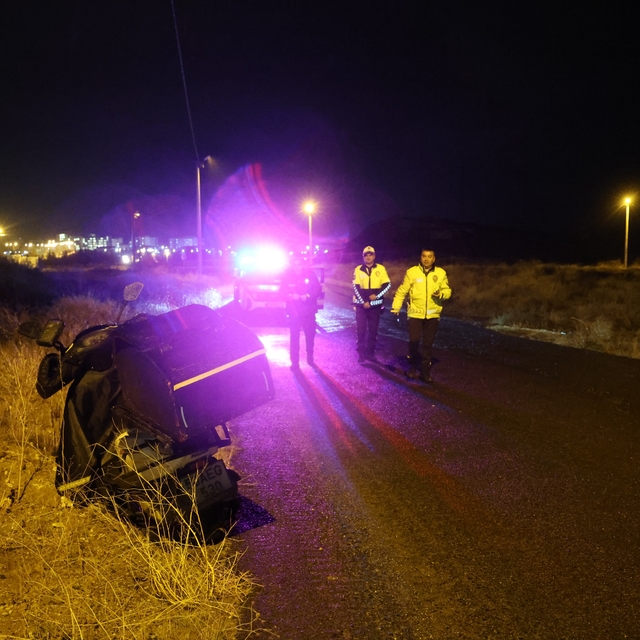 Kediye çarpmamak için ani fren yapan motosikletli yola savruldu