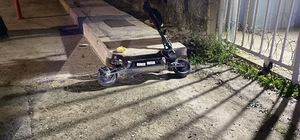 Çarpışmanın etkisiyle başını kaldırıma vurdu, ağır yaralandı