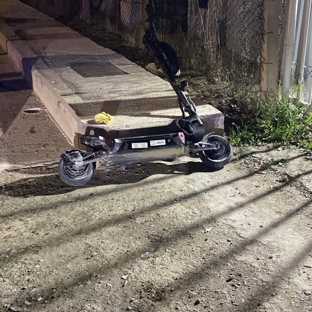 Çarpışmanın etkisiyle başını kaldırıma vurdu, ağır yaralandı