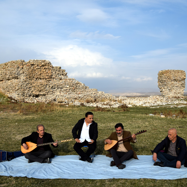 40 yıl önce yüzdükleri alanda, saz çalıp türkü söylediler