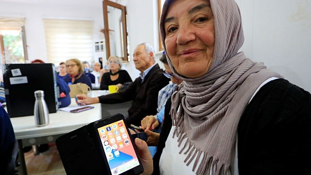 Dolandırıcıların hedef kitlesi 60 yaş üzerine akıllı telefon kullanımı eğitimi
Yaşlılar, akıllı telefonun temel kullanımı, mesajlaşma, görüntülü konuşma, sosyal medya kullanımı, mobil bankacılık ve e-Devlet işlemlerini adım adım öğreniyor
Aktif Yaşlı Merkezi Birim Sorumlusu Ayben Şahinsoy:
"Benim bilmediğim ayarları bile yapıyorlar"
Merkezde eğitim alan 65 yaşındaki Ayşe Sarıoğlu:
"Dolandırılırım korkusuyla internetten alışveriş yapamıyordum"