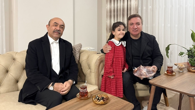 Bir çocuğun samimiyeti: Vali Aydoğdu Beyza'nın misafiri oldu
Kalplere dokunan davet: Beyza'nın çağrısına Vali Aydoğdu kayıtsız kalmadı