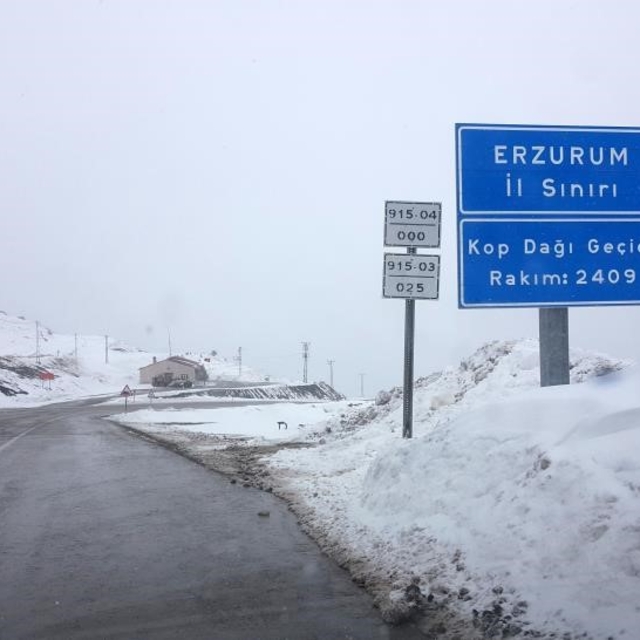 Kop Dağı'nda kar yağışı aralıklarla devam ediyor