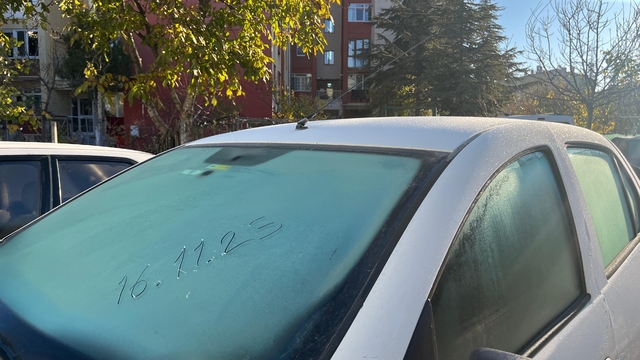 Eskişehir'de kırağı araç camlarını kapladı