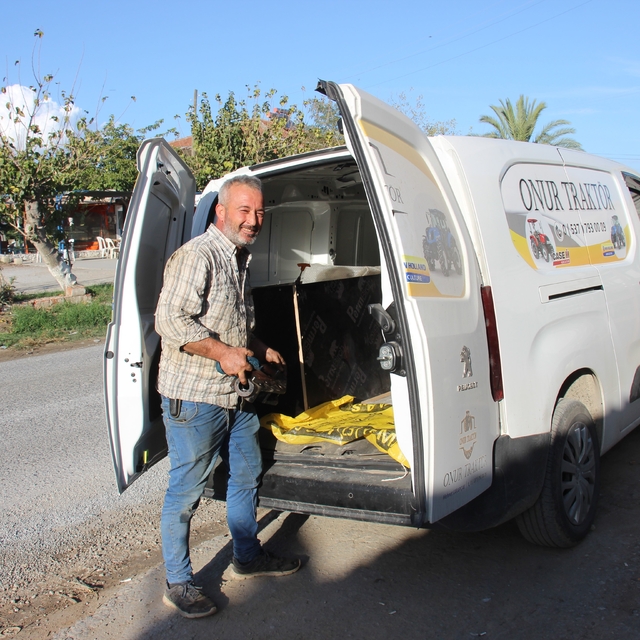 Traktörü bozulan çiftçinin imdadına 'mobil tamir' aracı ile yetişiyor