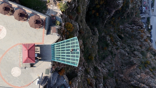 Gümüşhaneli müzisyenden tarihi mekanlarda viyolonsel ile eşsiz performans