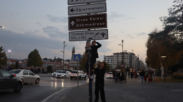 Kızılay'da başlayan akım Sivas'a sıçradı
Sivas yazılı tabelalara ve Cumhuriyet Üniversitesi tabelalarına asılan gençler, çektirdikleri fotoğraf ve videoları sosyal medya sayfalarında paylaştı