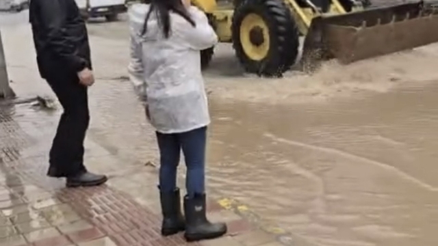 Mazıdağı'nda sağanak nedeni ile yollar göle döndü