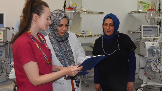 Prematüre ünitesinin Sibel ablası, 34 yıldır bebeklerin hayatına dokunuyor