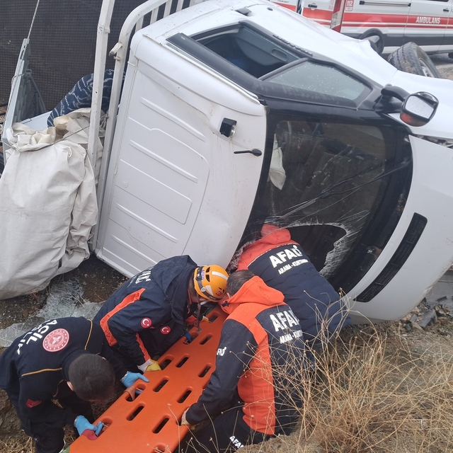 Elazığ'da pikap şarampole uçtu: 2 yaralı