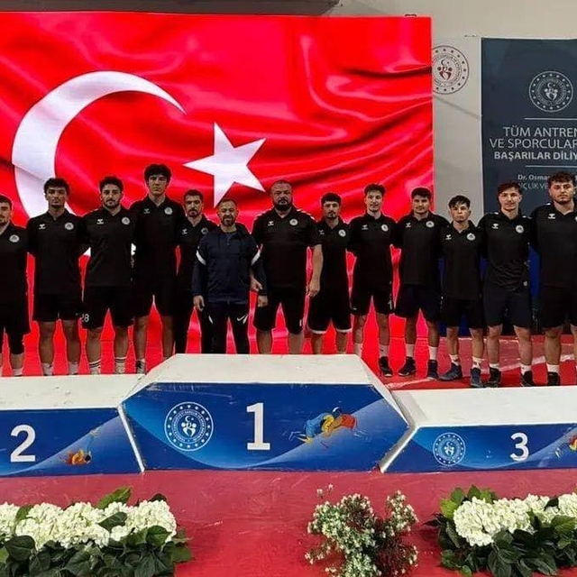 Grekoromen güreşte Erzincan ekibi yarı finale çıktı