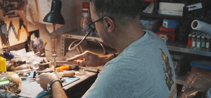 10 metrekarelik atölyesinden Türkiye'ye ulaşıyor