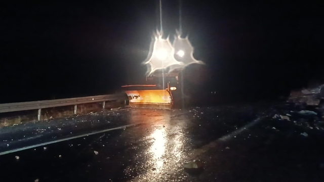 Şırnak'ta dağdan kopan kaya parçaları yolu trafiğe kapattı