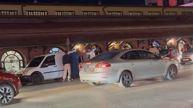 Yolunda ilerleyen araca çarpıp sürücüsünün üzerine yürüdüler