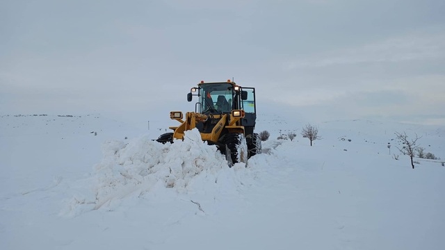 Sivas'ta 46 yerleşim yerinin yolu, kardan kapalı