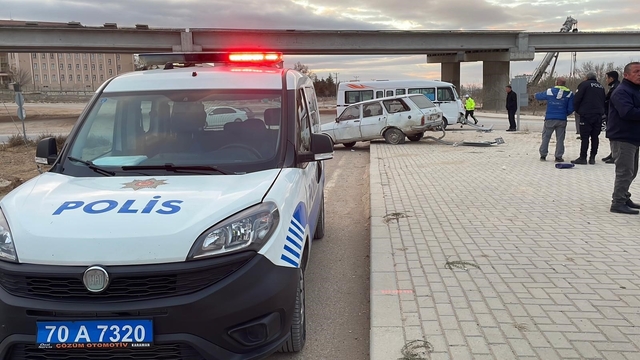 Karaman'da yolcu minibüsü ile otomobil çarpıştı: 2 yaralı