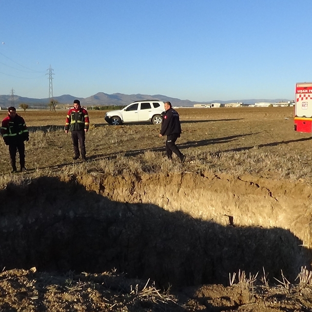 Dört metrelik çukura düşen keçi itfaiyece kurtarıldı