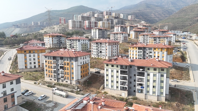 Hatay'da binlerce deprem konutunun teslimiyle iki katına çıkan kira fiyatları düşmeye devam ediyor
Emlakçı Jülide Özkan:
"Hatay'da deprem konutlarında en düşük kira fiyatını 8 bin TL'den görebilirken, en yüksek kira fiyatı olarak 22 bin TL'den görebiliriz"