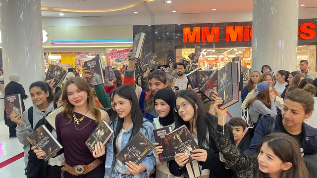 Selin Solaris ve Işıl Lima Mardian Mall'da okurlarıyla buluştu