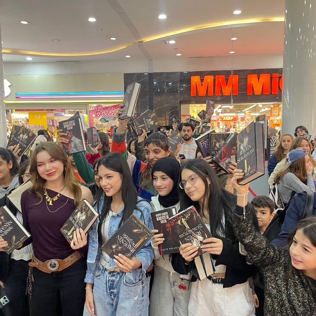 Selin Solaris ve Işıl Lima Mardian Mall'da okurlarıyla buluştu