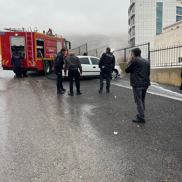 Kahramanmaraş'ta park halindeki otomobil alev aldı