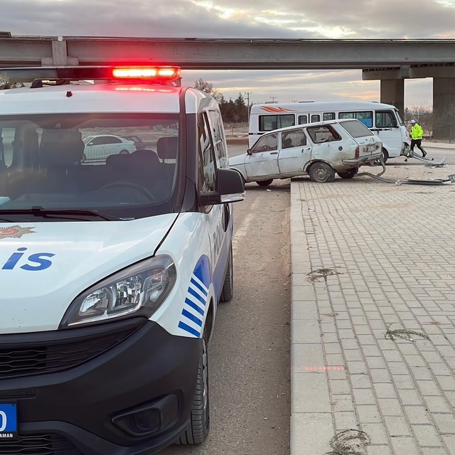 Karaman'da yolcu minibüsü ile otomobil çarpıştı: 2 yaralı