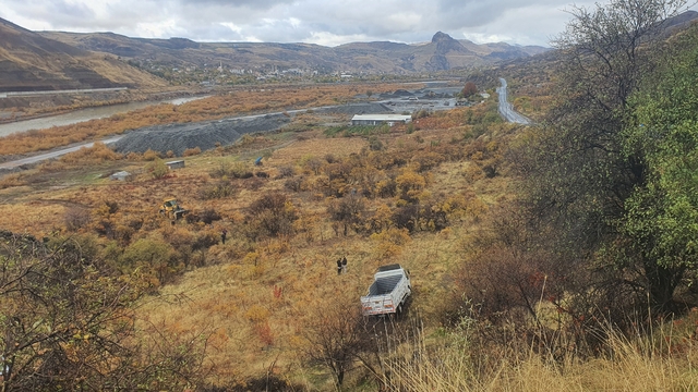 Elazığ'da kamyonet şarampole uçtu