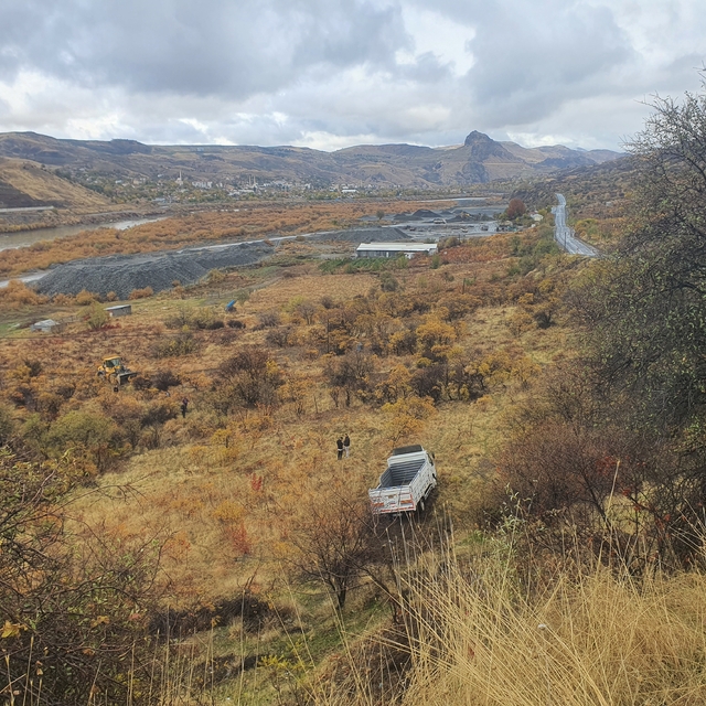 Elazığ'da kamyonet şarampole uçtu