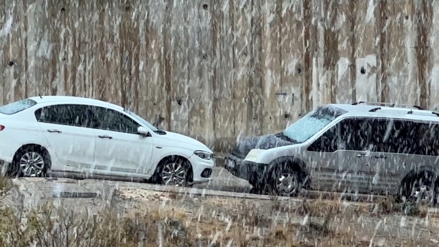 Yüksekova'da yoğun kar yağışı: Sınırda bulunan Çobanpınar köyünün yolu karla kaplandı