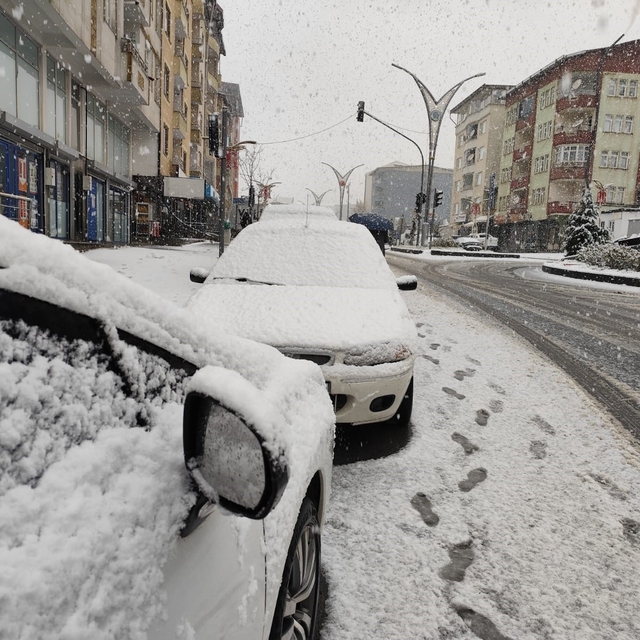 Hakkari'de mevsimin ilk karı yağdı
