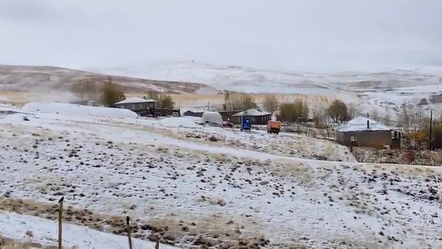 Bitlis'te köyler beyaza büründü