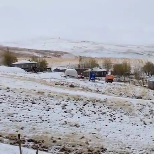 Bitlis'te köyler beyaza büründü