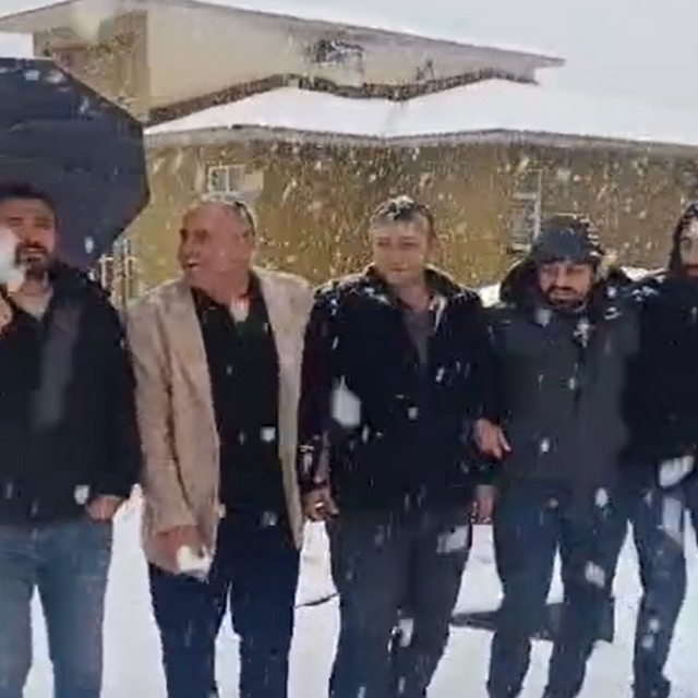 Hakkari'de halaylı kar yağışı kutlaması