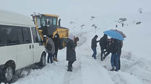 2600 rakımlı bölgede karda mahsur kalan yolcuları belediye ekibi kurtardı