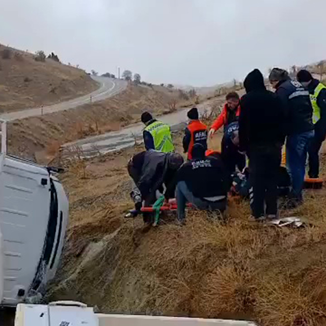 Elazığ'da devrilen kamyonetteki 3 kişi yaralandı