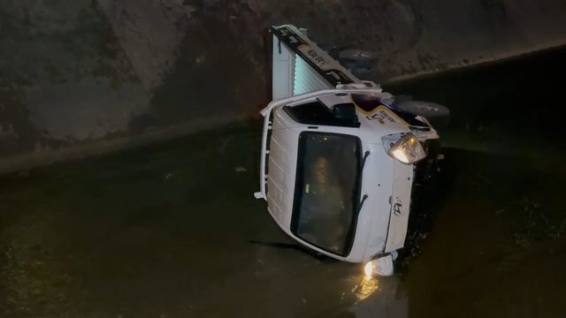 Sulama kanalına devrilen kamyonetin alkollü sürücüsü yaralandı