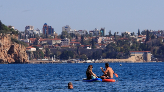 Türkiye'de karla mücadele başlarken, Antalya'da deniz mevsimi devam ediyor
Antalya'da kasım ayında yazdan kalma günler yaşanıyor
"Antalya'da yaz devam ediyor"