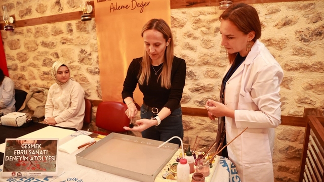 Tarihi mekanda "ebru" etkinliği