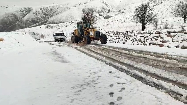 Siirt'te kar nedeniyle yolda mahsur kalan araçlar kurtarıldı